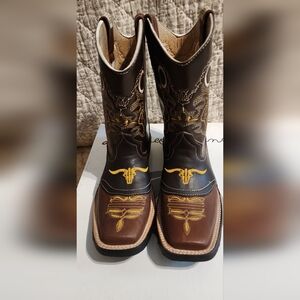 **NEW**Brown Cowboy Boots with Detailed Stitching and Rugged Design
